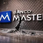 Logotipo do Banco Master quebrado ao meio simbolizando a crise institucional e o risco sistêmico.